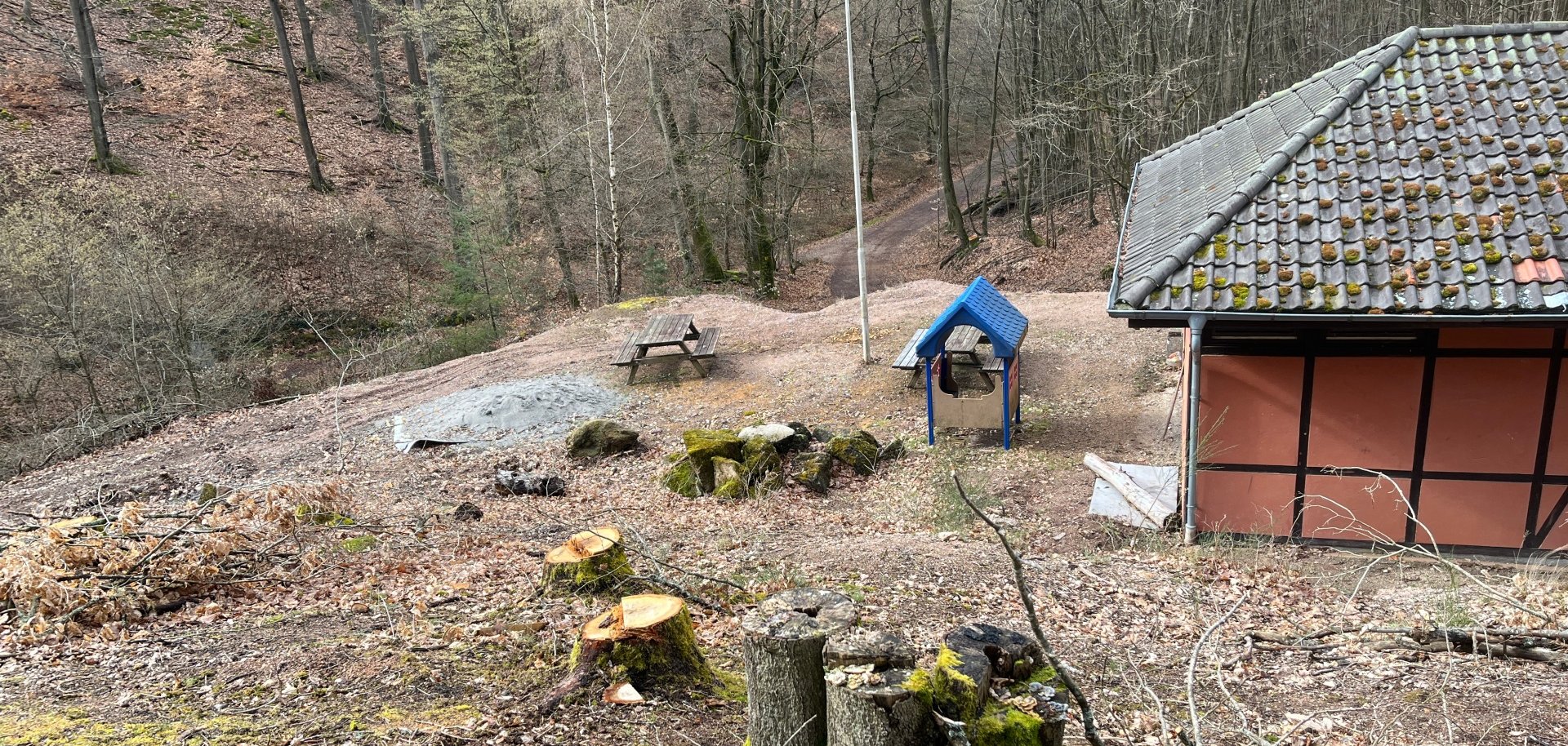La cabane de mineur et l'espace à côté, où la nouvelle aire de jeux sera construite.