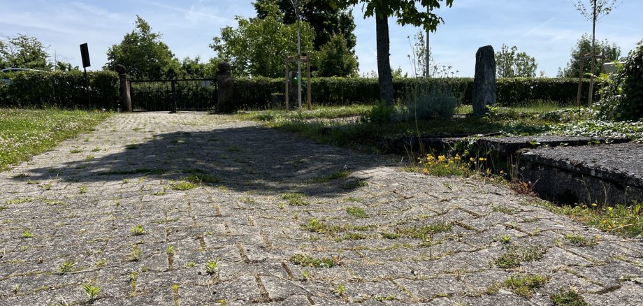 Der neu zu pflasternde Friedhofsweg
