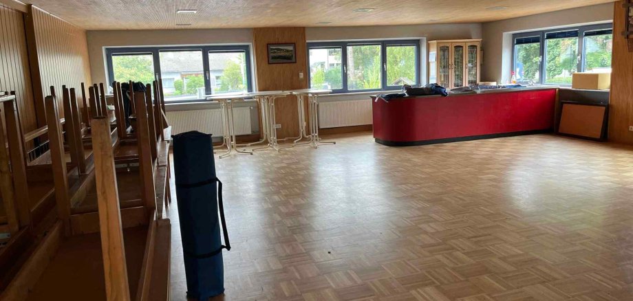 Verwaiste Empore in der Gemeindehalle Imsbach