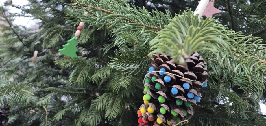 Geschmückter Weihnachtsbaum in der Ortsmitte