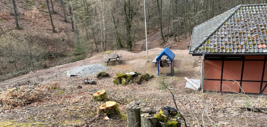 Grubenhütte sowie Platz daneben, auf dem der neue Spielplatz entstehen wird.